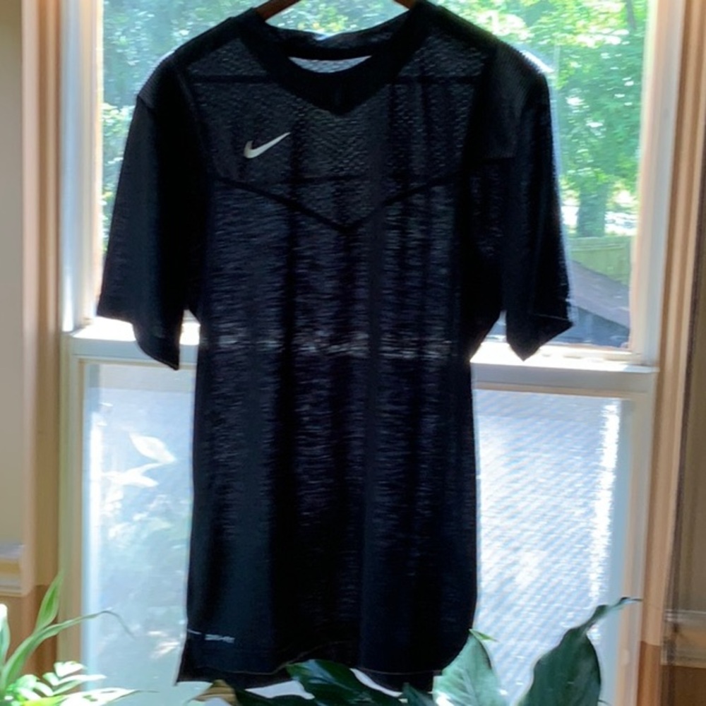 Black Nike short sleeve shirt